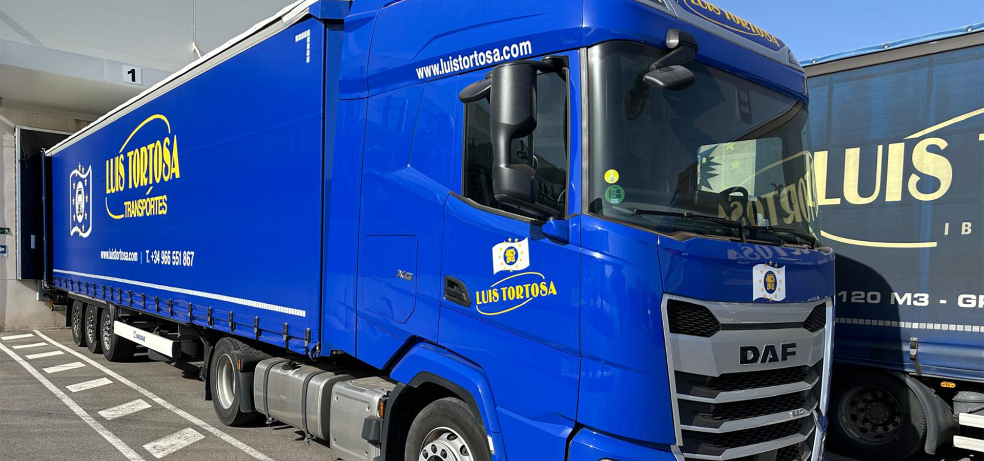 Desde sus inicios con un único camión hasta convertirse en un referente del transporte internacional español, la empresa familiar celebra tres décadas de dedicación y crecimiento constante.